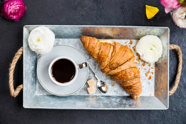 Friss Croissant, kávé és a tavasz virágok. Reggeli — Stock Fotó