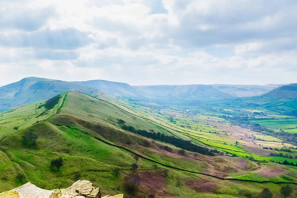 Wandelen in de zomer op Mam Tor, Peak District National Park, nl — Stockfoto