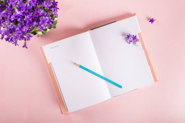 Açık defter çiçekli rüyalar ve fikirler yazma