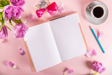 Açık defter çiçekli rüyalar ve fikirler yazma