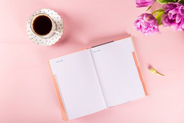 Açık defter çiçekli rüyalar ve fikirler yazma