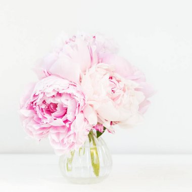 Taze Beyaz ahşap zemin üzerinde pembe peonies demet