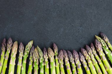 Lezzetli, tatlı ve yumuşak İngiliz kuşkonmaz