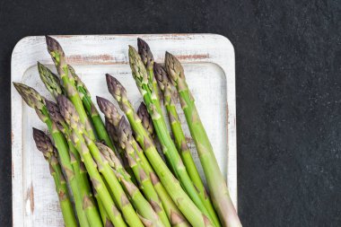 Lezzetli, tatlı ve yumuşak İngiliz kuşkonmaz