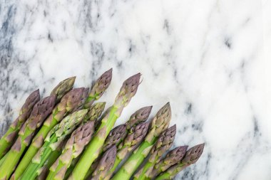 Lezzetli, tatlı ve yumuşak İngiliz kuşkonmaz