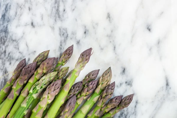 Lezzetli, tatlı ve yumuşak İngiliz kuşkonmaz