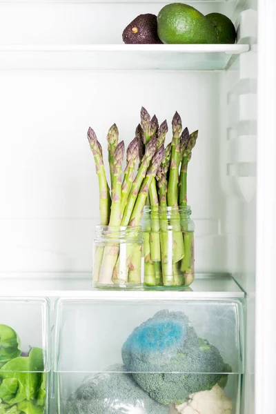 Flavoursome, sweet and tender British asparagus in the fridge — Stock Photo, Image