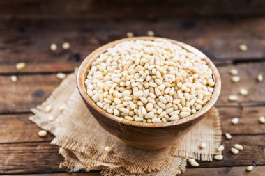 Ahşap kase çiğ çam fıstığı kabuklu