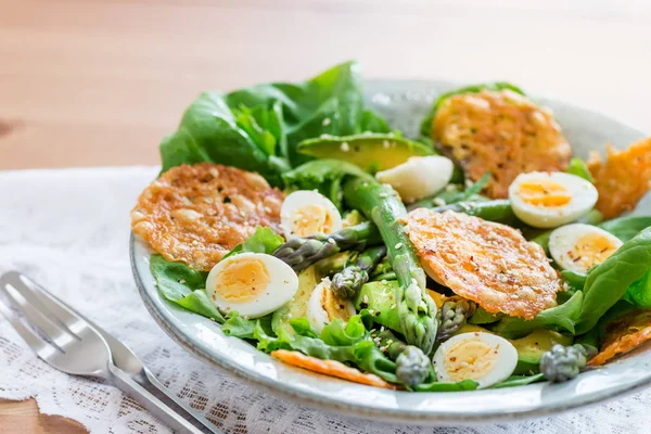 Asparagus Salad with quails eggs and cheese crisps — Stock Photo, Image