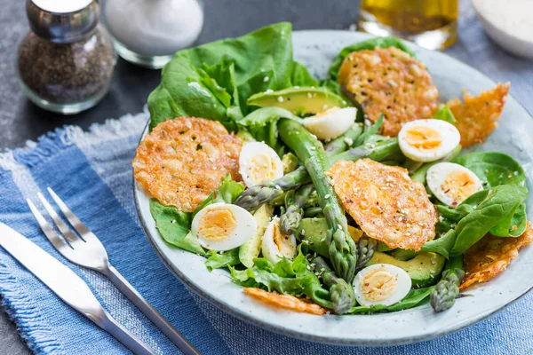 Asparagus Salad with quails eggs and cheese crisps — Stock Photo, Image