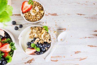 Granola ve taze çilek ile doğal yoğurt kase 