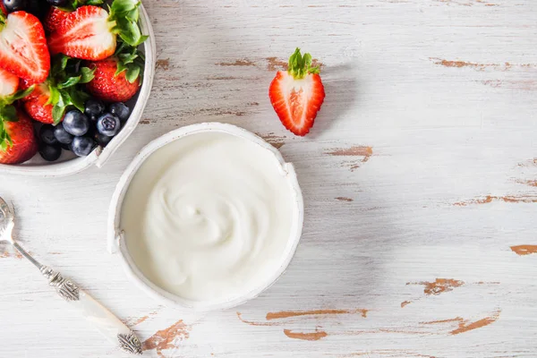 Mangkuk yogurt alami dengan buah berry segar — Stok Foto