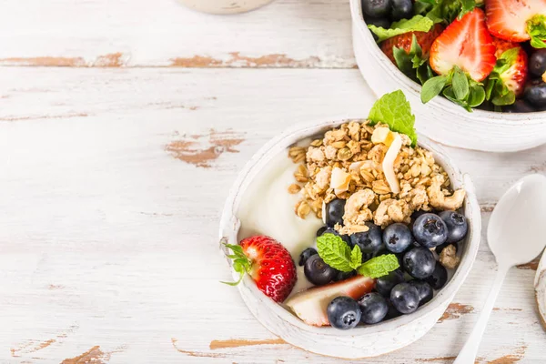 Bowl of natural yogurt with granola and fresh berries — Stock Photo, Image