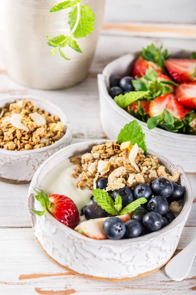 Чаша натурального йогурта с мюсли и свежими ягодами — стоковое фото