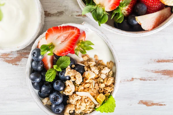 Skål med naturell yoghurt med müsli och färska bär — Stockfoto