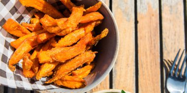  Pişmiş tatlı patates kızartması 