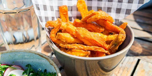 Salata ızgara brokoli ve pişmiş tatlı patates kızartması ile öğle yemeği