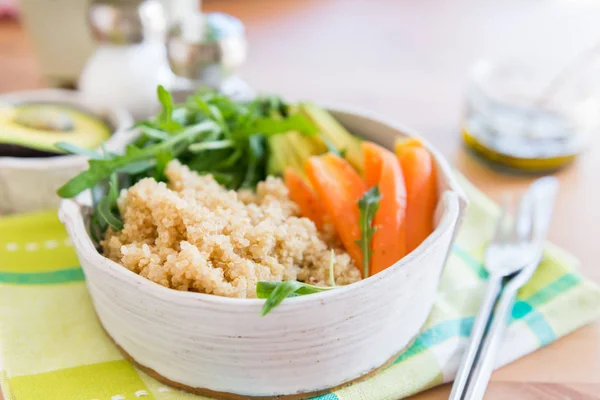 Dîner de désintoxication sain avec quinoa, carottes, avocat et fusée sa — Photo