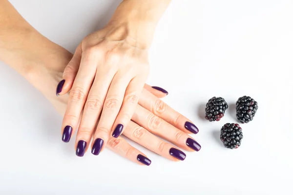 Stylowe modne fioletowy kobieta manicure — Zdjęcie stockowe