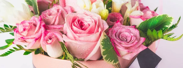 Bonito e macio buquê de flores na caixa de chapéu , — Fotografia de Stock