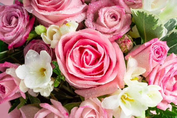 Beautiful and tender bouquet of flowers in the hat box, — Stock Photo, Image