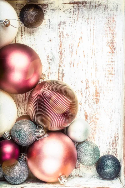 Decorazioni natalizie nella scatola di legno — Foto Stock