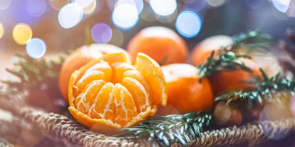 Clémentines ou tangerines fraîches dans le panier — Photo