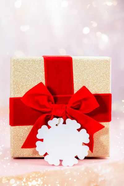 Primo piano della scatola di Natale con grande fiocco e la targhetta — Foto Stock