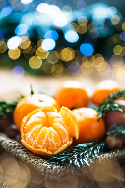 Clémentines ou tangerines fraîches dans le panier — Photo