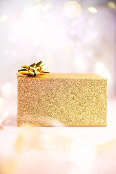 Zavřít vánoční box s velkým lukem a štítkem — Stock fotografie