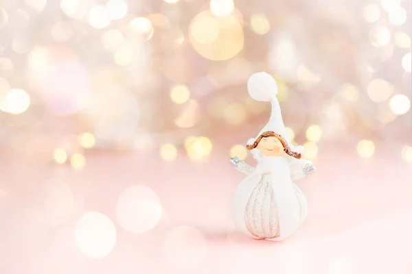 Close-up van kleine mooie engel jurken in witte winter doek — Stockfoto