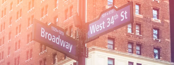 Bild der Kreuzung der Schilder Breitestraße und 34. Straße in Manhattan — Stockfoto