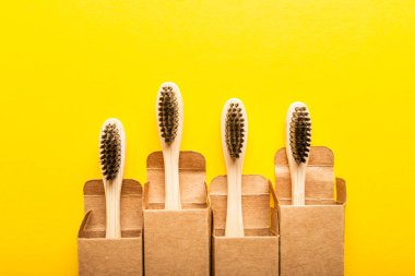 Dört ahşap bambu diş fırçaları aile bir dizi