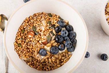 Kinoa granola 'dan sağlıklı bir kahvaltı