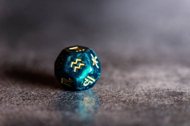 Astroloji Kova zodyak sembolü zarlarla