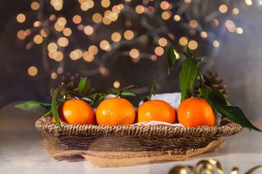 Taze Clementine 'lar ya da Xmas Lights' lı sepetteki mandalinalar
