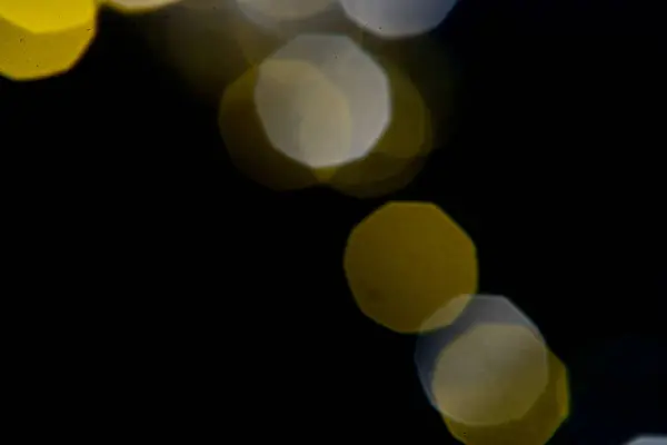 Bokeh abstracto hecho de plata y brillo dorado sobre fondo negro — Foto de Stock