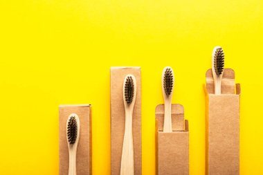 Dört ahşap bambu diş fırçaları aile bir dizi