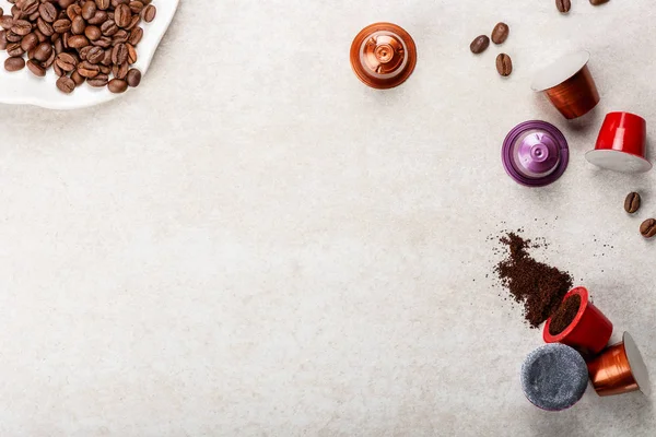 Capsule o cialde di caffè espresso e chicchi di caffè su sfondo grigio — Foto Stock
