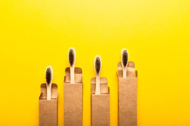 Dört ahşap bambu diş fırçaları aile bir dizi