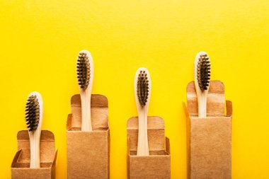 Dört ahşap bambu diş fırçaları aile bir dizi