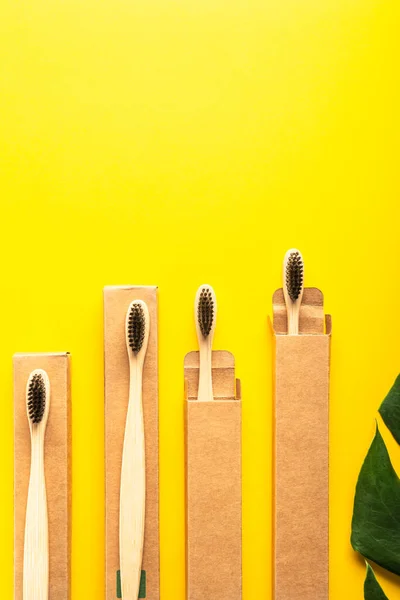 Семейный набор из четырех деревянных бамбуковых зубных щеток — стоковое фото