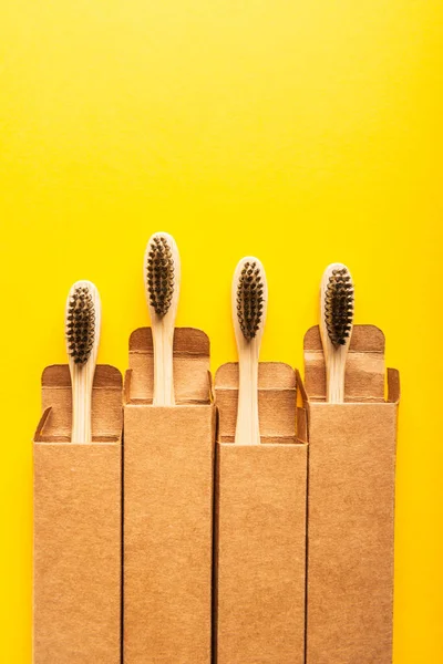 Семейный набор из четырех деревянных бамбуковых зубных щеток — стоковое фото