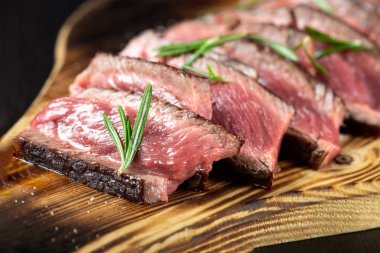 Tahtada baharat ve otlarla biraz tuzlanmış bonfile biftekli biftek.