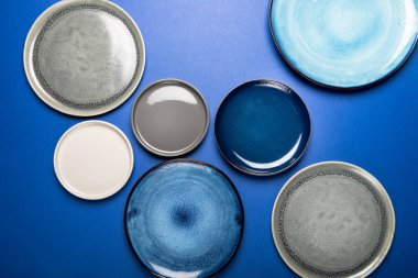 Gri arka plan mavi tabakların