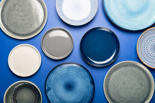 Пустые голубые тарелки на сером фоне — стоковое фото