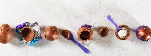Пасхальный состав из шоколадных яиц — стоковое фото