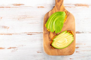 Avokado ile patates kızartması.