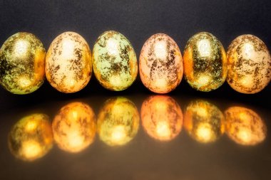 Doğal Altın Benekli Paskalya Yumurtaları