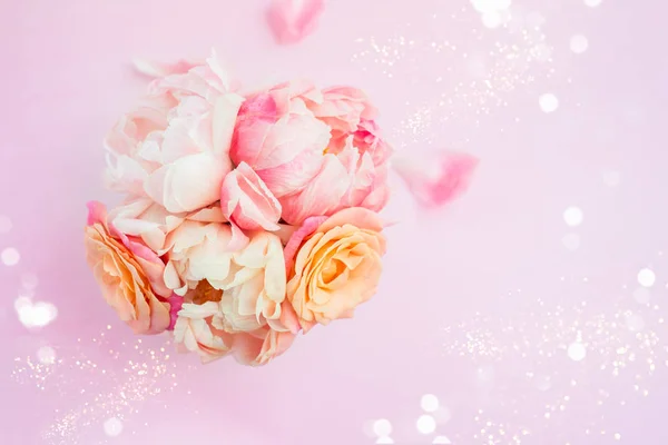 Bando fresco de peônias e rosas cor de rosa — Fotografia de Stock
